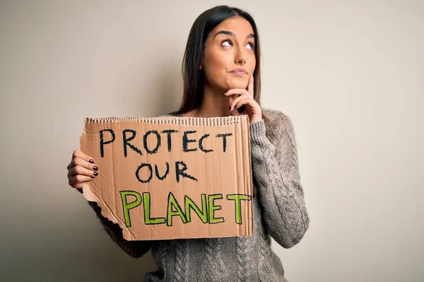 若い美しいブルネット活動家女性抗議のために保護するために私たちの惑星保持ポスター深刻な顔考える質問 非常に混乱したアイデア — ストック写真