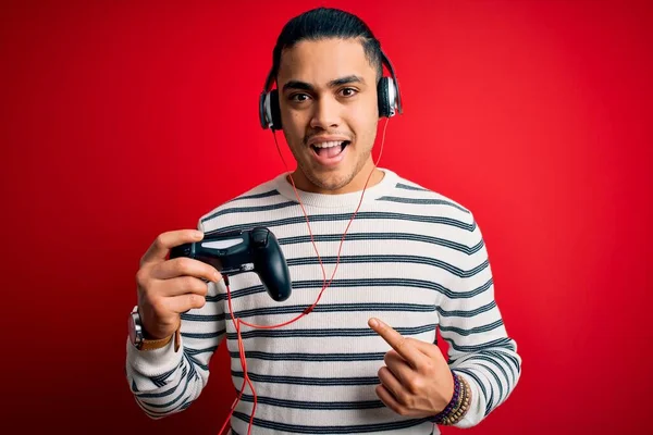 Νεαρός Βραζιλιάνος Παίκτης Που Παίζει Βιντεοπαιχνίδι Χρησιμοποιώντας Joystick Και Ακουστικά — Φωτογραφία Αρχείου