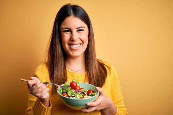 Ung Vacker Kvinna Äter Hälsosam Färsk Sallad Över Gul Bakgrund — Stockfoto