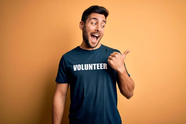 Jovem Homem Bonito Com Barba Voluntariado Vestindo Camiseta Com Mensagem — Fotografia de Stock