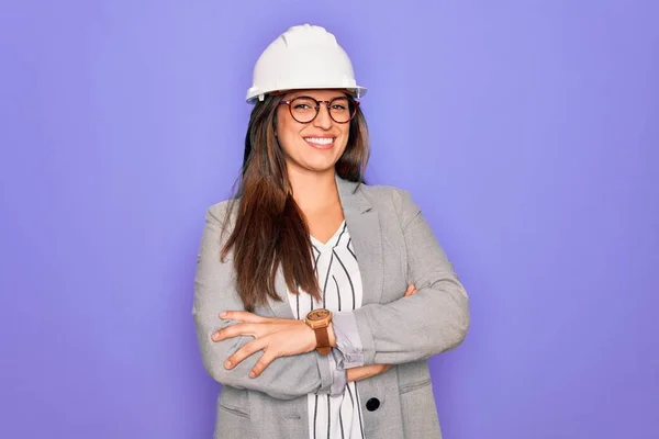 Professionele Vrouw Ingenieur Dragen Van Industriële Veiligheid Helm Pruple Achtergrond — Stockfoto