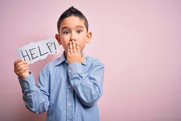 Jonge Kleine Jongen Die Papier Vasthoudt Zingt Met Een Hulpboodschap — Stockfoto