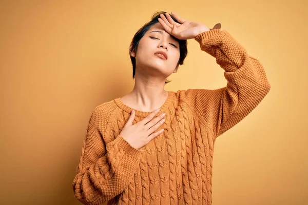 Jong Mooi Aziatisch Meisje Dragen Casual Trui Diadeem Staande Gele — Stockfoto