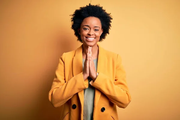 Молодая Красивая Афро Американская Бизнесвумен Вьющимися Волосами Желтой Куртке Молится — стоковое фото