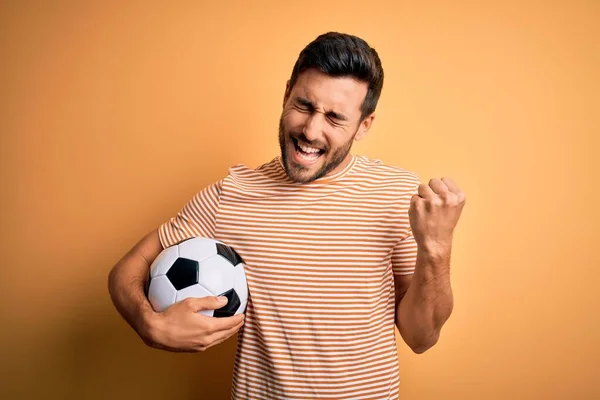 Hombre Guapo Jugador Con Barba Jugando Fútbol Sosteniendo Balón Fútbol —  Fotos de Stock