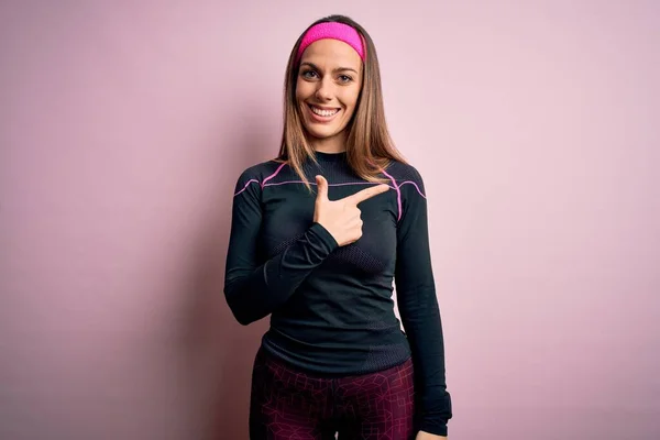 Joven Rubia Fitness Mujer Usando Ropa Entrenamiento Deportivo Sobre Fondo — Foto de Stock