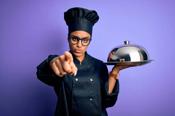 Ung Afrikansk Amerikansk Spis Flicka Bär Uniform Och Hatt Hålla — Stockfoto