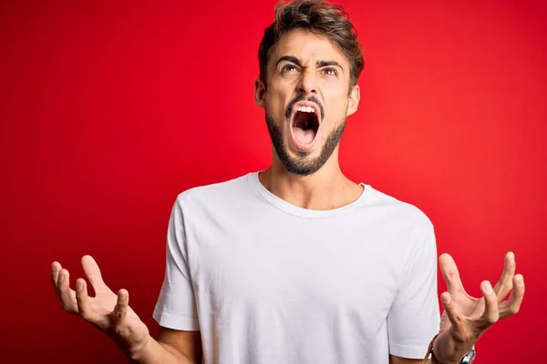 Ung Stilig Man Med Skägg Bär Casual Shirt Stående Över — Stockfoto