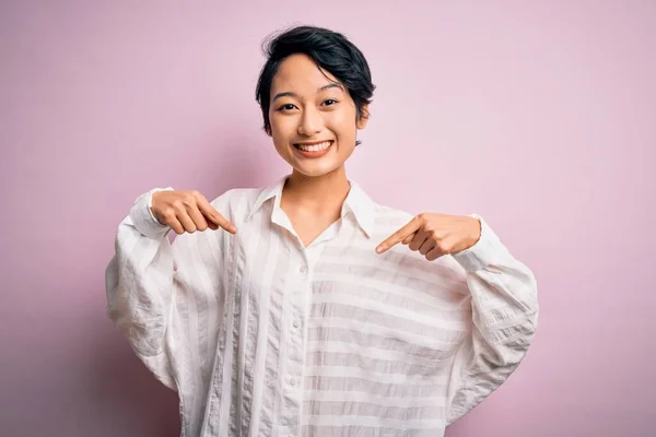 Jong Mooi Aziatisch Meisje Dragen Casual Shirt Staan Geïsoleerde Roze — Stockfoto