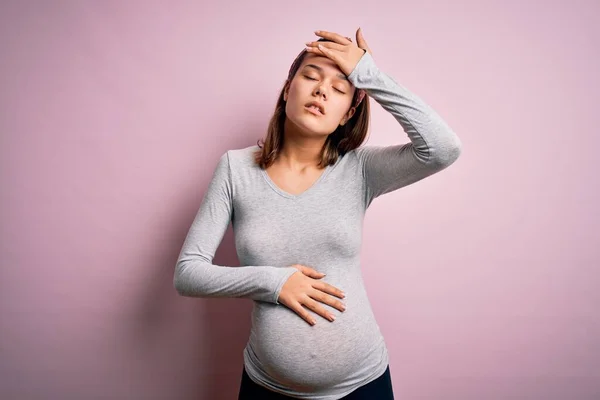 Jong Mooi Tiener Meisje Zwanger Verwachten Baby Geïsoleerde Roze Achtergrond — Stockfoto