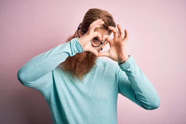 Schöner Irischer Rotschopf Mit Bart Brille Über Rosa Isoliertem Hintergrund — Stockfoto