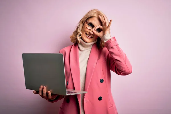 Mittelalter Schöne Blonde Geschäftsfrau Arbeitet Mit Laptop Über Rosa Hintergrund — Stockfoto