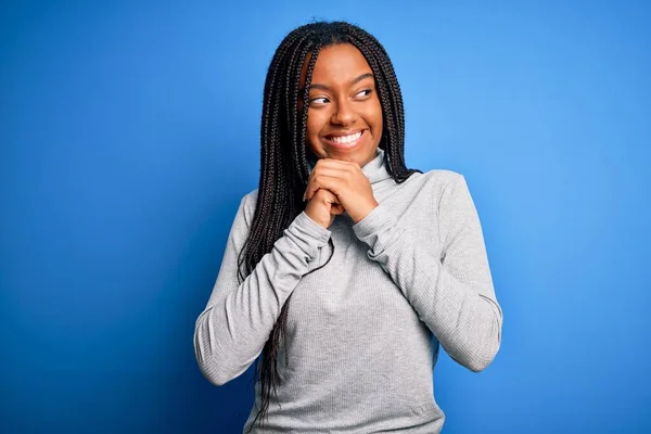 Jonge Afrikaanse Amerikaanse Vrouw Staan Dragen Casual Coltrui Blauw Geïsoleerde — Stockfoto