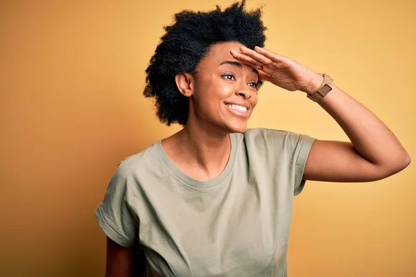 Joven Hermosa Afroamericana Afro Mujer Con Pelo Rizado Con Camiseta —  Fotos de Stock