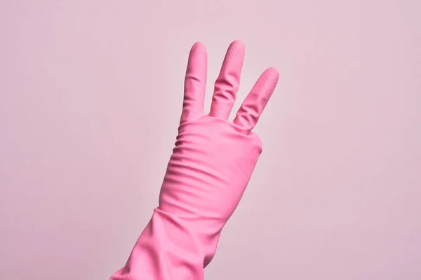 Hand Van Blanke Jongeman Met Reinigingshandschoen Geïsoleerde Roze Achtergrond Tellen — Stockfoto
