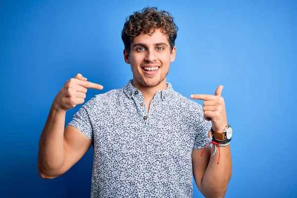 Jovem Loiro Bonito Homem Férias Com Cabelo Encaracolado Vestindo Pólo — Fotografia de Stock