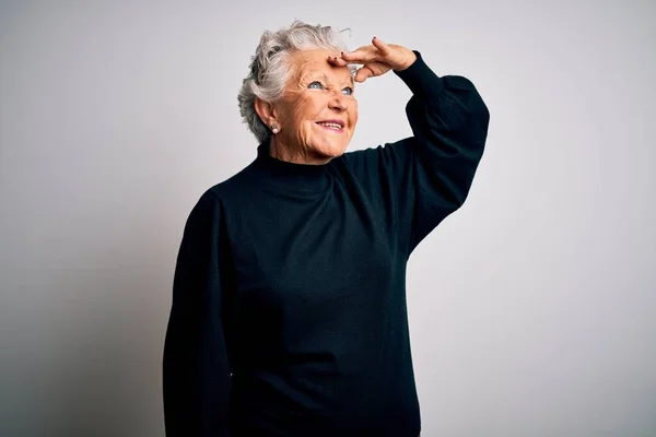 Старшая Красивая Женщина Случайном Черном Свитере Стоящем Изолированном Белом Фоне — стоковое фото