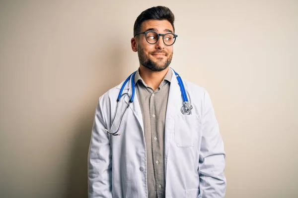 Junger Arzt Mit Brille Weißem Arztkittel Und Stethoskop Vor Isoliertem — Stockfoto