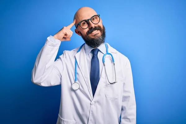 Knappe Kale Dokter Met Baard Met Bril Stethoscoop Blauwe Achtergrond — Stockfoto