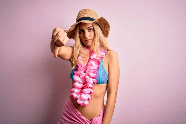 Junge Schöne Blonde Frau Urlaub Mit Bikini Und Hut Mit — Stockfoto