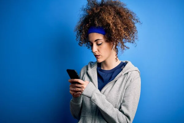 Bonita Esportista Com Cabelo Encaracolado Piercing Vestindo Sportswear Usando Smartphone — Fotografia de Stock