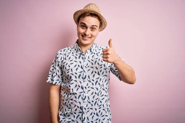 Hombre Pelirrojo Guapo Vacaciones Con Camisa Casual Sombrero Sobre Fondo — Foto de Stock