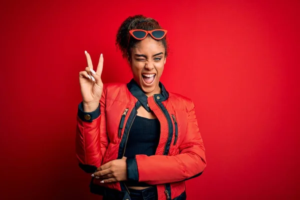Hermosa Chica Afroamericana Con Chaqueta Roja Gafas Sol Sobre Fondo —  Fotos de Stock
