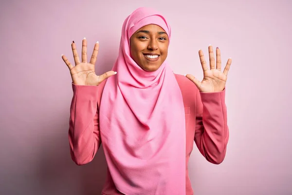 Молодая Афро Американка Мусульманском Хиджабе Изолированном Розовом Фоне Показывает Показывает — стоковое фото