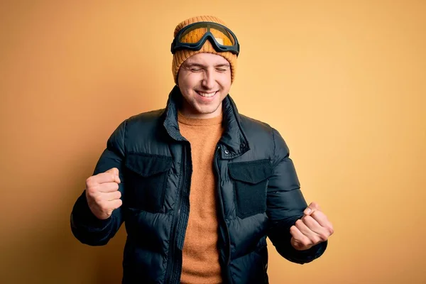 Jeune Bel Homme Caucasien Portant Chapeau Manteau Lunettes Ski Pour — Photo