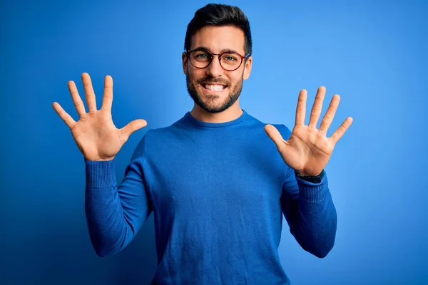 Jonge Knappe Man Met Baard Draagt Casual Trui Bril Blauwe — Stockfoto