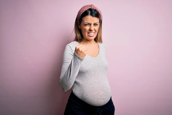 Jovem Bela Mulher Morena Grávida Esperando Bebê Sobre Fundo Rosa — Fotografia de Stock