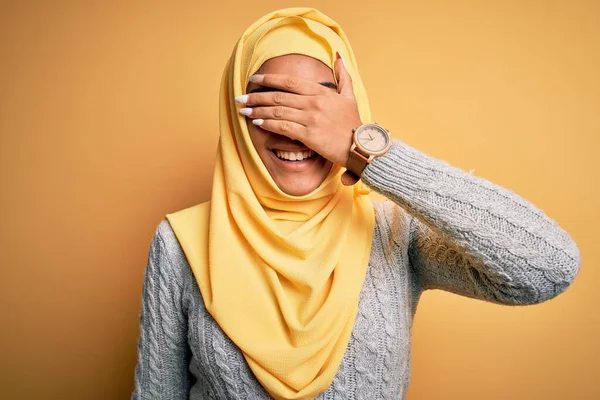 Młoda Piękna Afrykańska Dziewczyna Muzułmańskim Hidżabie Odizolowanym Żółtym Tle Uśmiechająca — Zdjęcie stockowe