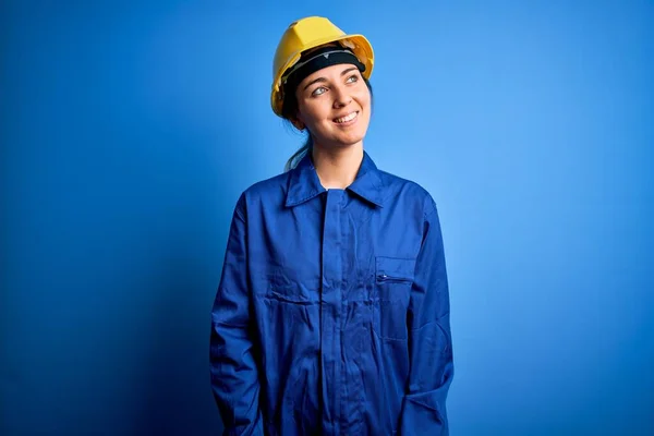 Fiatal Gyönyörű Kék Szemű Munkás Biztonsági Sisakkal Egyenruhában Aki Elfordítja — Stock Fotó
