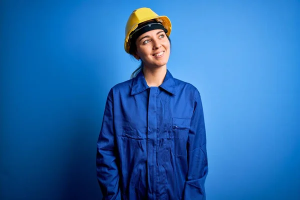 Jonge Mooie Arbeider Vrouw Met Blauwe Ogen Dragen Veiligheidshelm Uniform — Stockfoto