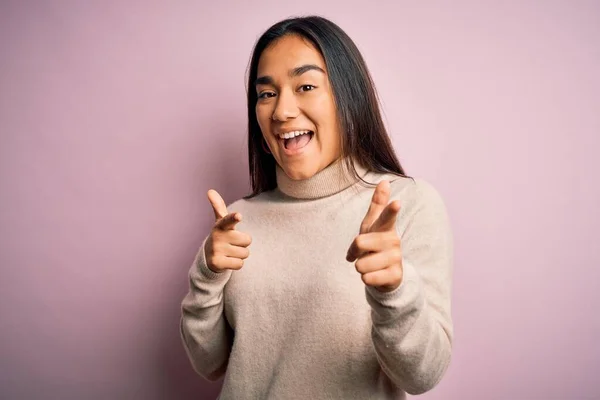 Junge Schöne Asiatische Frau Trägt Lässigen Rollkragenpullover Über Rosa Hintergrund — Stockfoto