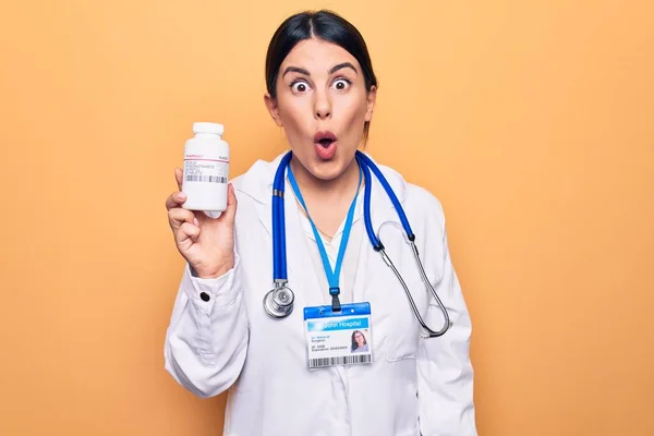 Giovane Donna Medico Indossando Stetoscopio Bottiglia Pillole Sfondo Giallo Spaventato — Foto Stock
