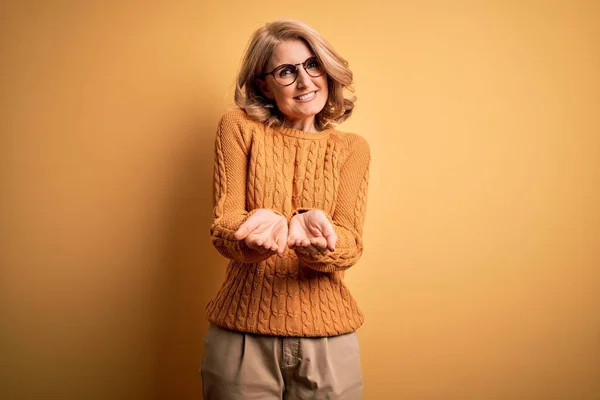 Mujer Rubia Hermosa Mediana Edad Vistiendo Suéter Casual Gafas Sobre —  Fotos de Stock