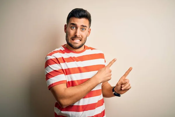 Jovem Bonito Homem Vestindo Casual Listrado Shirt Sobre Isolado Branco — Fotografia de Stock