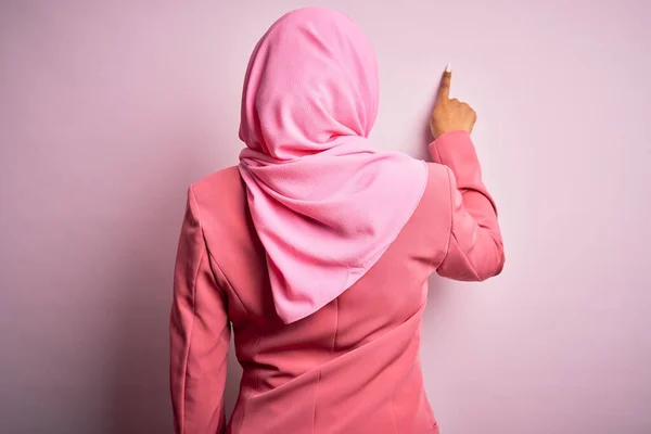 若いですアフリカ系アメリカ人アフリカ人女性身に着けていますイスラム教徒ヒジャーブ上の隔離されたピンクの背景を持っています — ストック写真