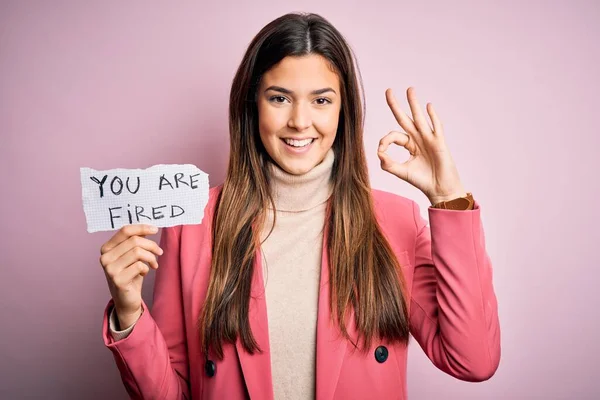 Menina Bonita Jovem Segurando Papel Com Você São Disparados Mensagem — Fotografia de Stock