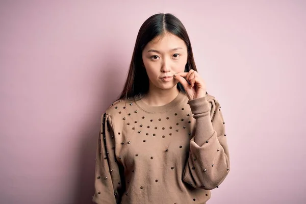 스웨터 아름다운 아시아 여인은 손가락으로 입술을 막았다 비밀스럽고 조용하고 금기시되는 — 스톡 사진