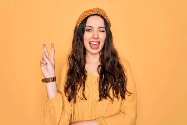 Junge Schöne Frau Lässigem Shirt Und Diadem Vor Gelbem Hintergrund — Stockfoto