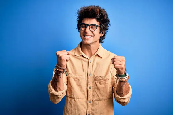 Young Handsome Man Wearing Casual Shirt Standing Isolated Blue Background — Stock Photo, Image