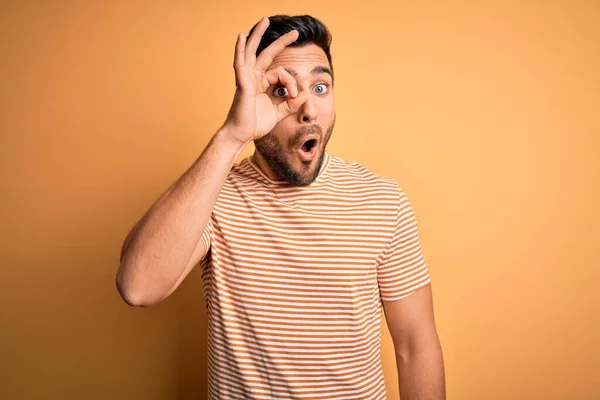 Joven Hombre Guapo Con Barba Que Lleva Una Camiseta Rayas —  Fotos de Stock