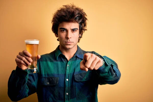 Ung Stilig Man Dricka Glas Stående Över Isolerad Gul Bakgrund — Stockfoto