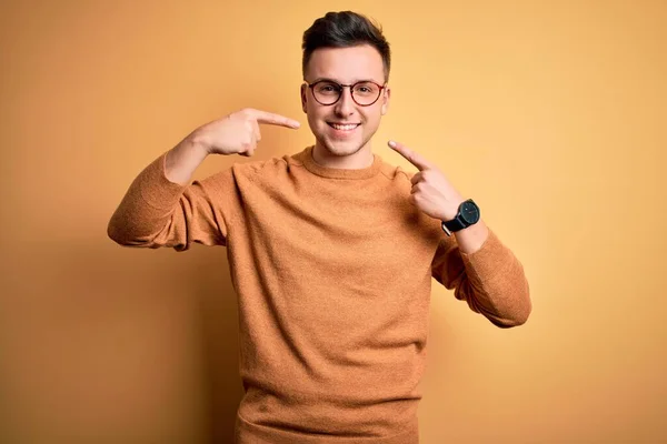 Junger Gutaussehender Kaukasischer Mann Mit Brille Und Lässigem Winterpullover Vor — Stockfoto