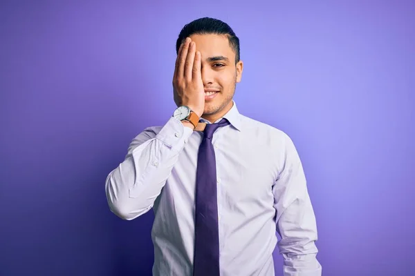 Jovem Empresário Brasileiro Vestindo Gravata Elegante Sobre Fundo Roxo Isolado — Fotografia de Stock