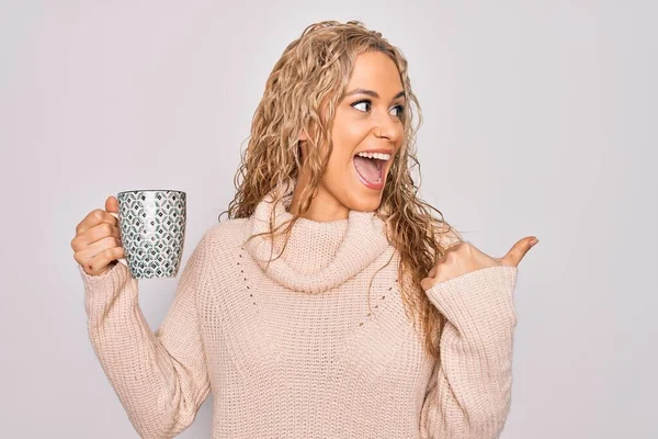 Joven Hermosa Mujer Rubia Bebiendo Taza Café Sobre Fondo Blanco — Foto de Stock