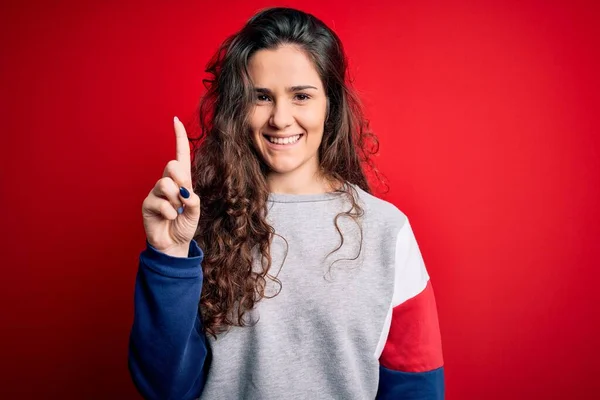 Junge Schöne Frau Mit Lockigem Haar Trägt Lässiges Sweatshirt Über — Stockfoto