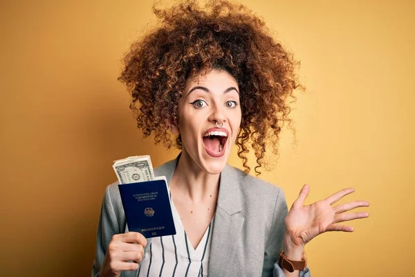 Jovem Mulher Bonita Com Cabelo Encaracolado Piercing Segurando Alemanha Passaporte — Fotografia de Stock